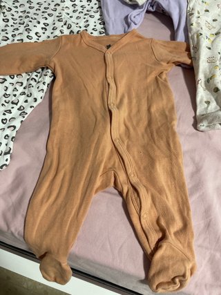 Pijamas para bebé (naranja y morado)