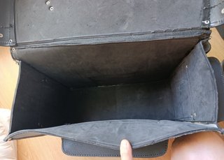 Baúl de moto cuero negro