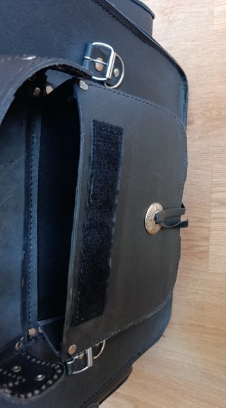 Baúl de moto cuero negro