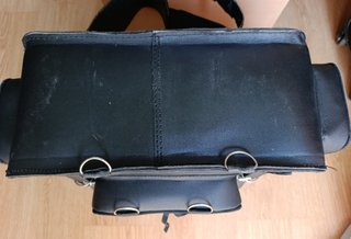 Baúl de moto cuero negro