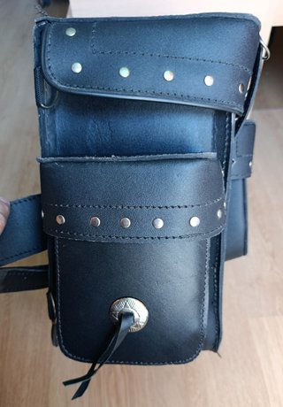 Baúl de moto cuero negro