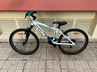 Bicicleta Rockrider Juvenil Blanca y Azul