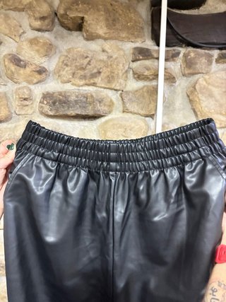 Pantalones Oysho efecto piel negros