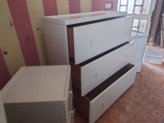 Conjunto Cómoda y Mesitas Ikea Vinstra
