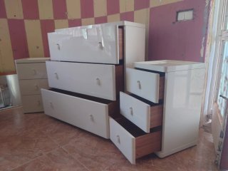 Conjunto Cómoda y Mesitas Ikea Vinstra