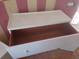 Conjunto Cómoda y Mesitas Ikea Vinstra