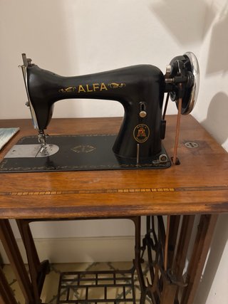 Máquina de coser Alfa antigua