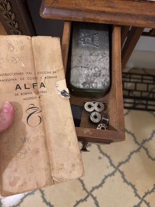 Máquina de coser Alfa antigua