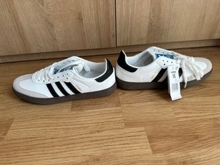 Zapatillas Adidas Blancas y Negras