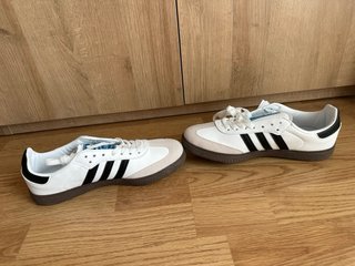 Zapatillas Adidas Blancas y Negras