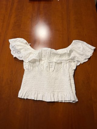 Blusa blanca bordada y elástica