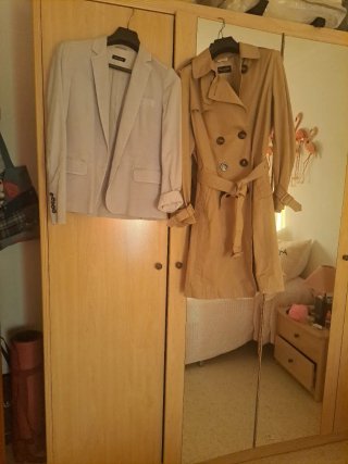 Massimo Dutti: Gabardina Beige y Americana azul.