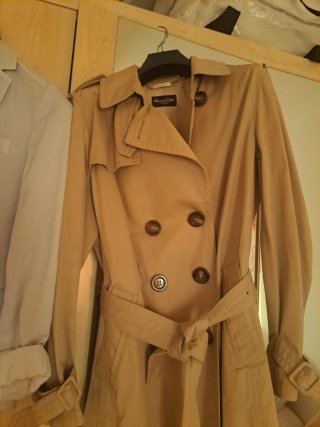 Massimo Dutti: Gabardina Beige y Americana azul.