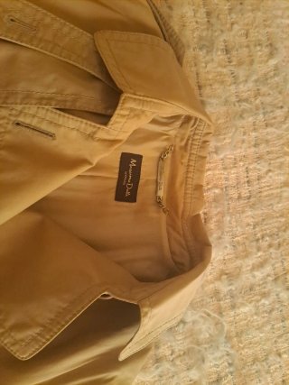 Massimo Dutti: Gabardina Beige y Americana azul.