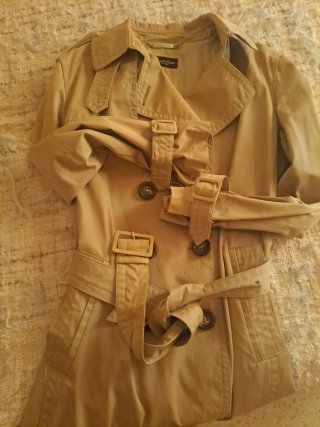 Massimo Dutti: Gabardina Beige y Americana azul.