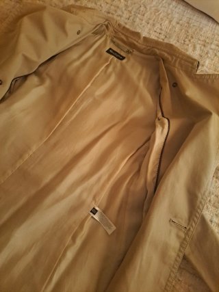 Massimo Dutti: Gabardina Beige y Americana azul.