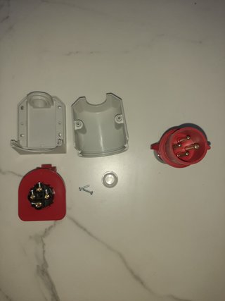 Base y Toma Industrial 3P+T 16A