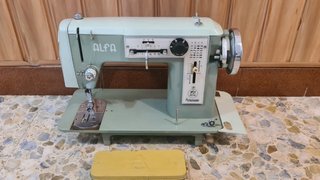 Máquina de coser vintage verde