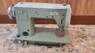 Máquina de coser vintage verde