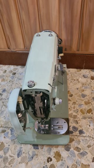 Máquina de coser vintage verde