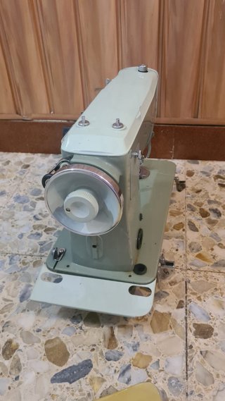 Máquina de coser vintage verde
