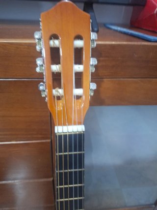 2 Chitarre Classiche in Legno Naturale