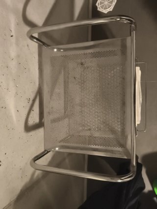 Mueble de baño con cesto para ropa sucia.
