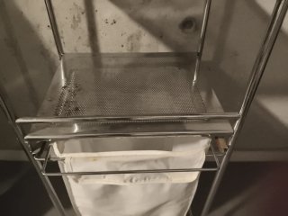 Mueble de baño con cesto para ropa sucia.