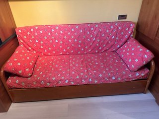 Sofá Cama Madera con Funda Roja