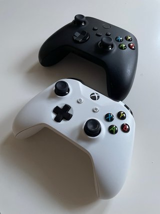 Xbox One S + 2 mandos