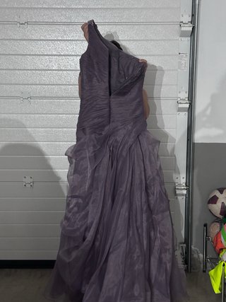 Vestido de fiesta Pronovias morado con un tirante
