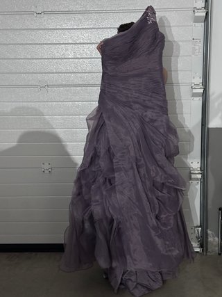 Vestido de fiesta Pronovias morado con un tirante