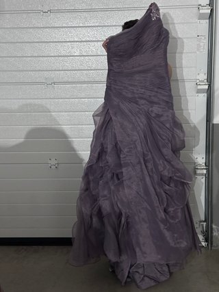 Vestido de fiesta Pronovias morado con un tirante