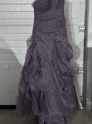 Vestido de fiesta Pronovias morado con un tirante