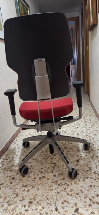 Silla ergonómica IKEA KLÄPPE, sólida y cómoda.