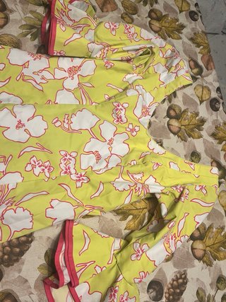 Traje de flamenca amarillo con flores rosa fucsia