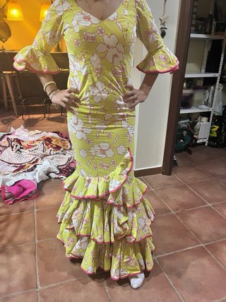 Traje de flamenca amarillo con flores rosa fucsia