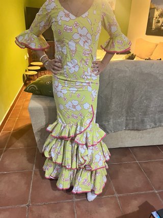 Traje de flamenca amarillo con flores rosa fucsia