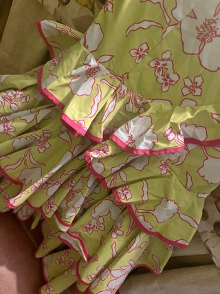 Traje de flamenca amarillo con flores rosa fucsia
