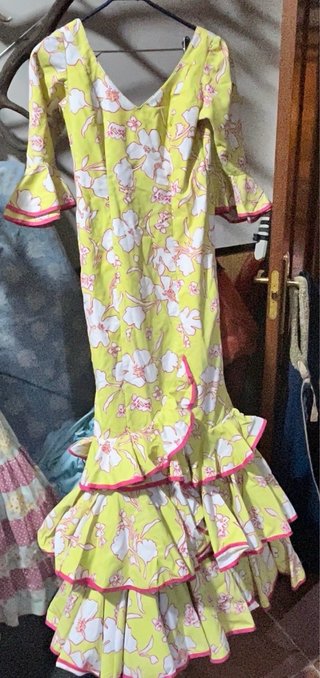 Traje de flamenca amarillo con flores rosa fucsia
