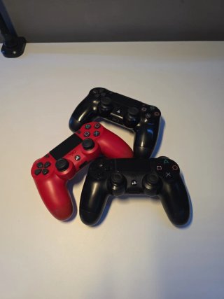 PS4 (PlayStation 4) con 3 mandos y 1 juego