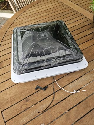 Claraboia Autocaravana com Ventoinha Preto