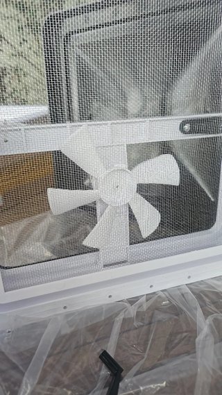 Claraboia Autocaravana com Ventoinha Preto