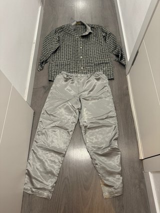 Pijama tipo seda gris y plateado