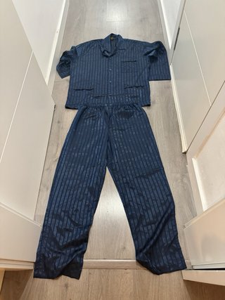 Pijama tipo seda gris y plateado
