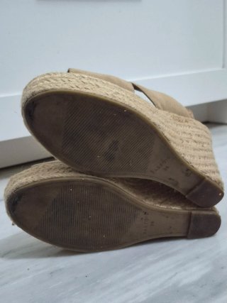 Sandalias cuña beige