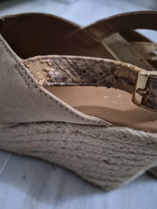 Sandalias cuña beige