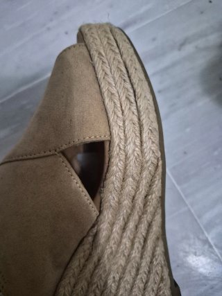 Sandalias cuña beige