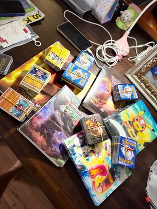 Lote 900 Cartas Pokémon + 5 Álbumes