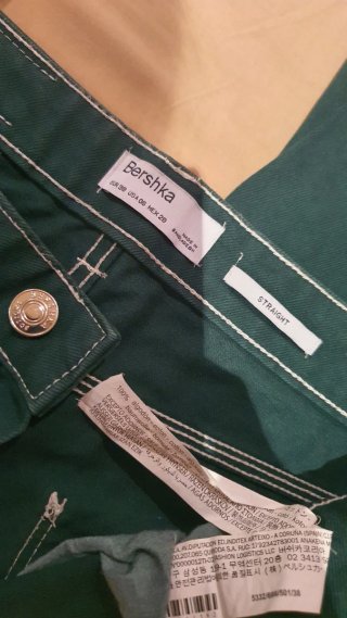 Pantalón vaquero Bershka verde